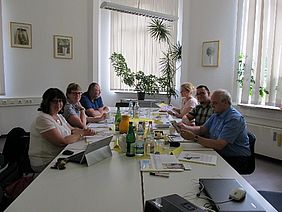 Gruppe von sechs Personen