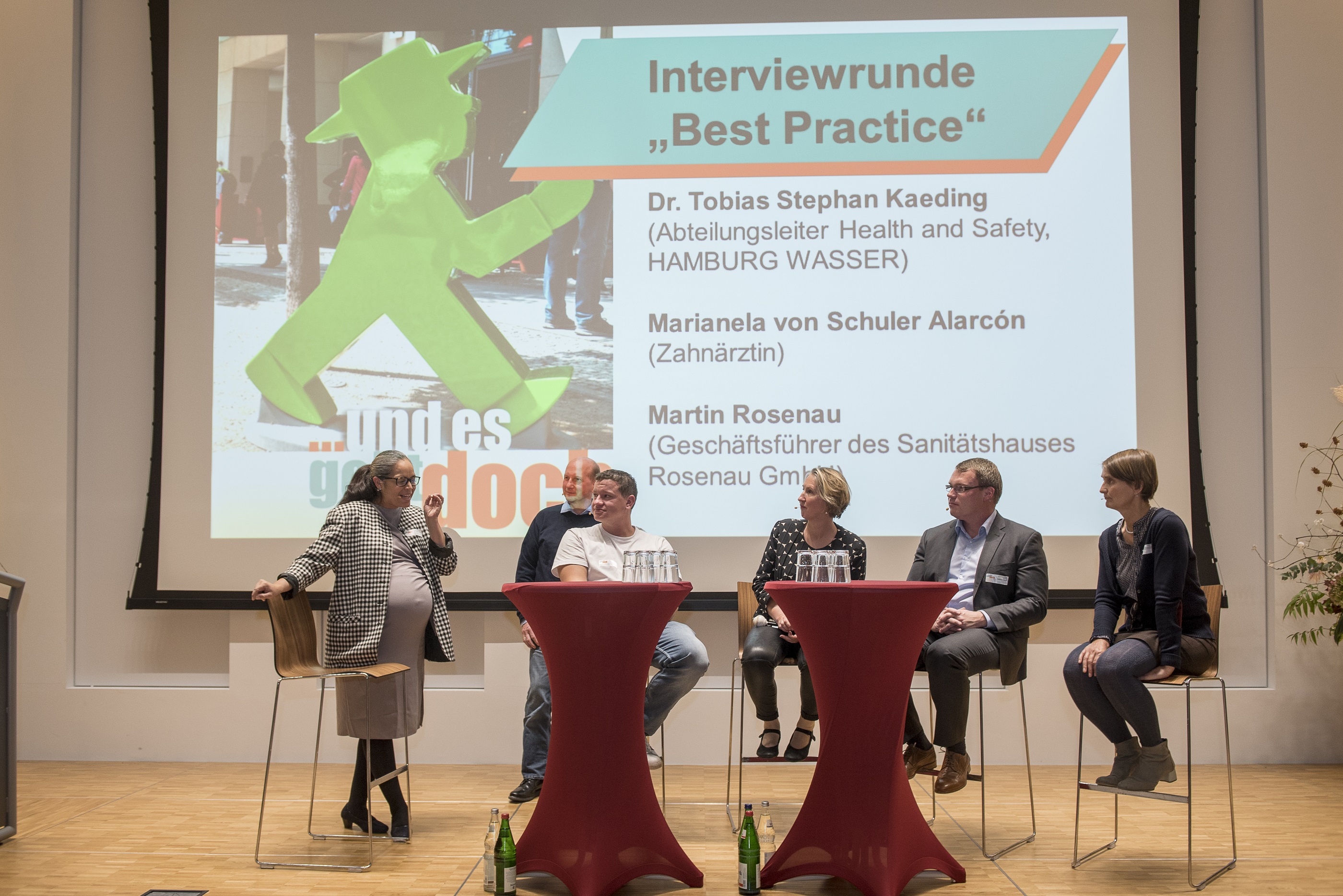 Diskussionsrunde auf Podium