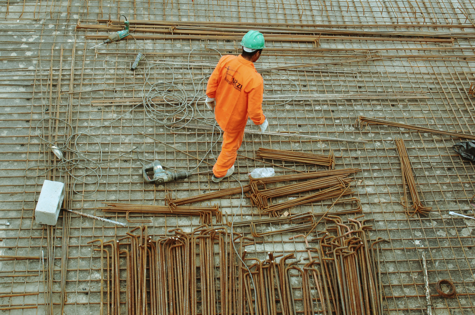 Mann auf Baustelle