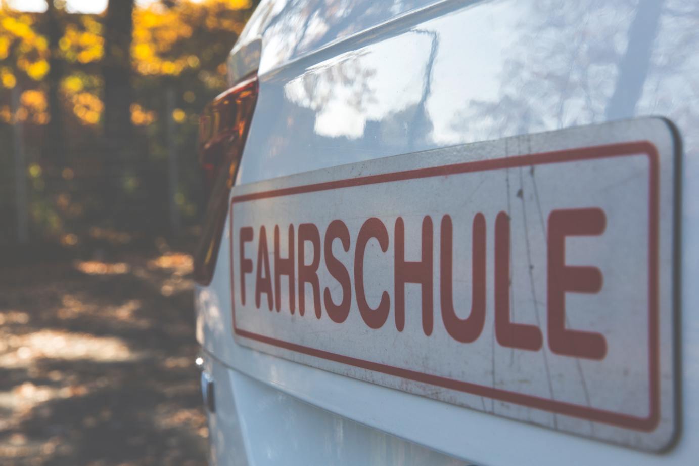 Schild am Auto mit Aufschrift Fahrschule