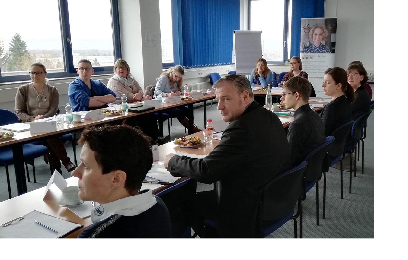 Menschen sitzen am Konferenztisch