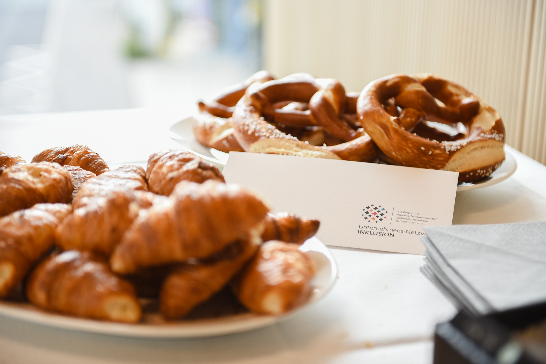 Croissants und Brezel liegen auf Teller