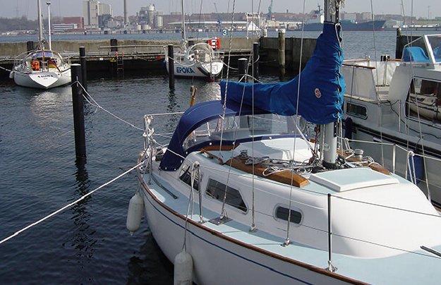 Segelboot liegt im Hafen