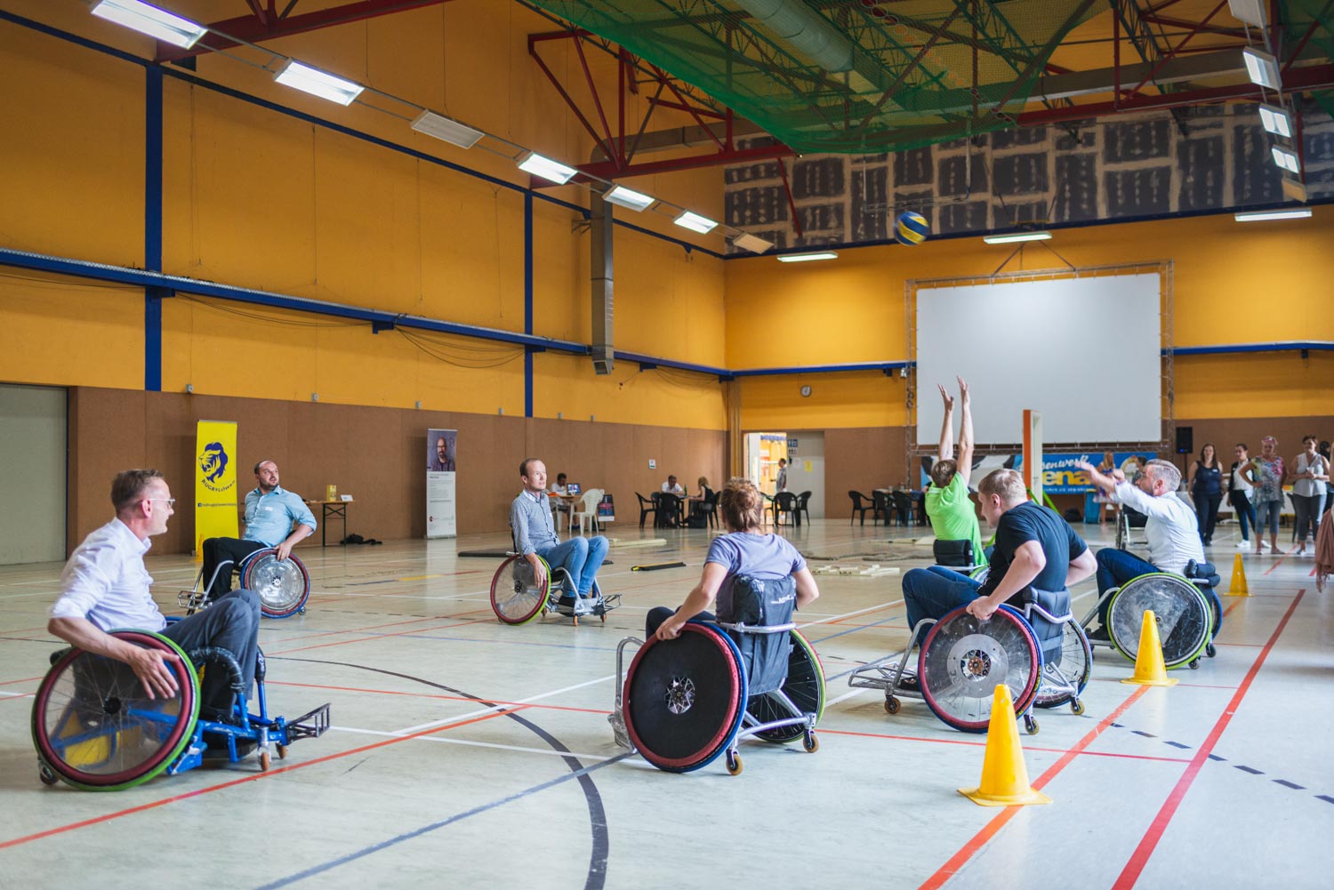 Rollstuhlfahrer in Sporthalle