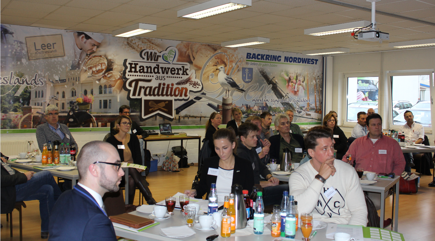 Menschen sitzen bei Veranstaltung zusammen.