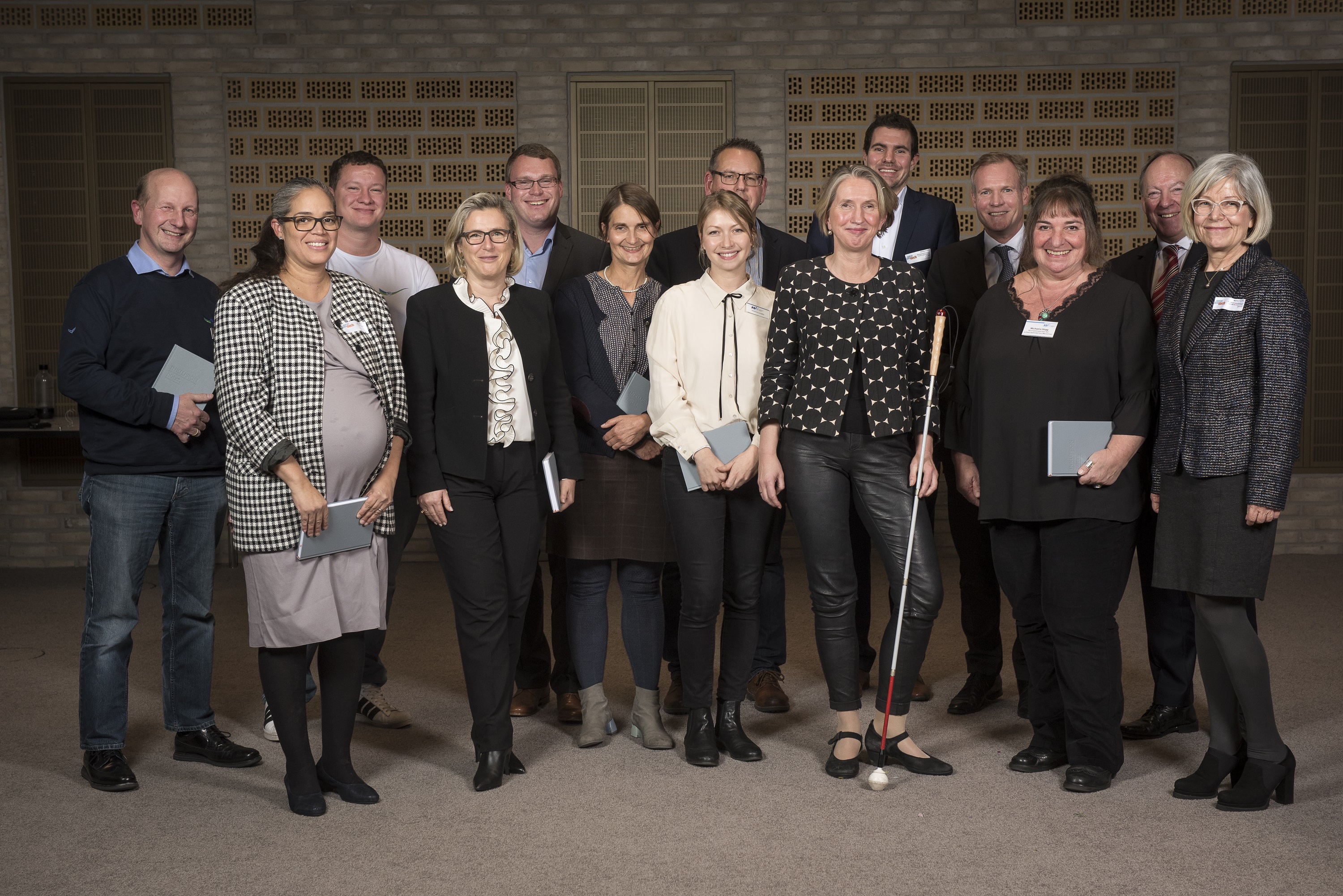 Gruppenfoto Referent*innen und Teilnehmer*innen