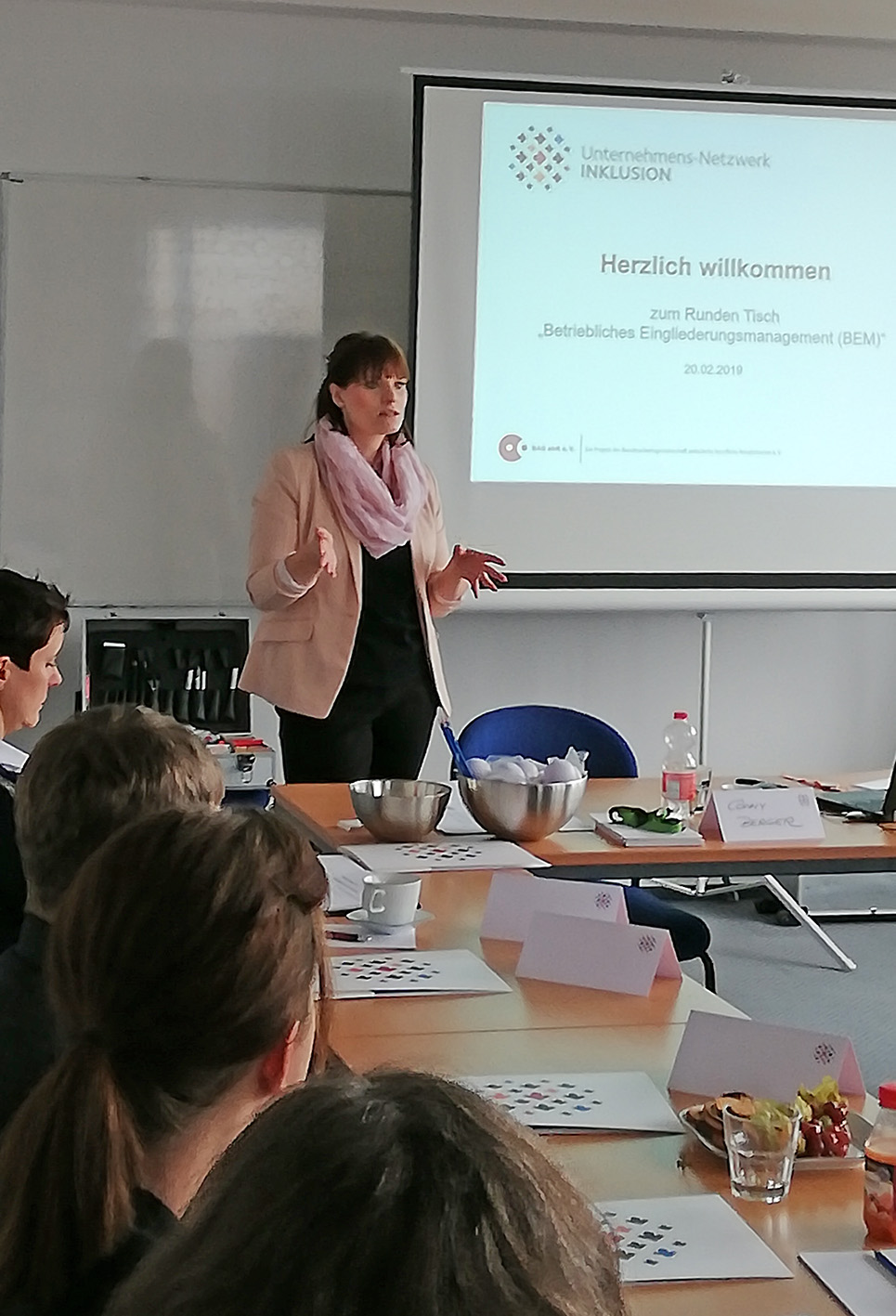 Frau hält Vortrag Frau hält Vortrag