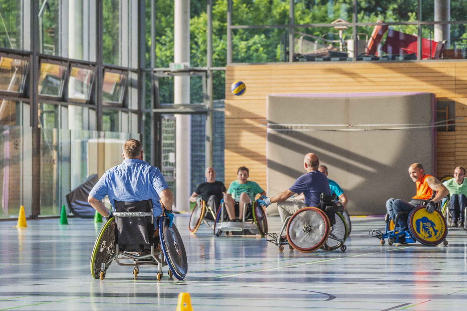 Rollstuhlfahrer in Turnhalle