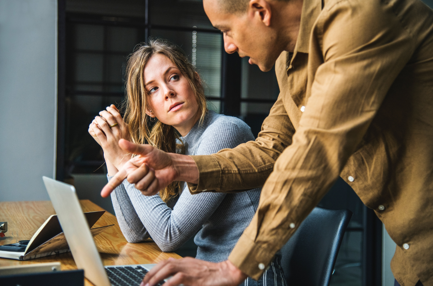 Arbeitssituation Mann und Frau am Schreibtisch