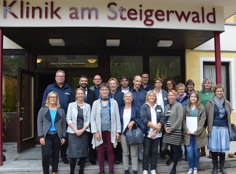 Menschengruppe vor Klinik