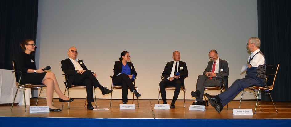 6 Personen bei Podiumsdiskussion