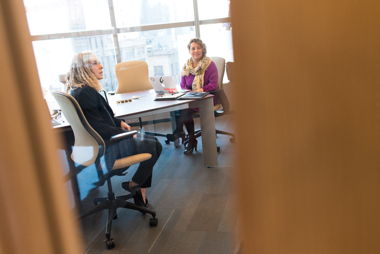 Zwei Frauen im Büro